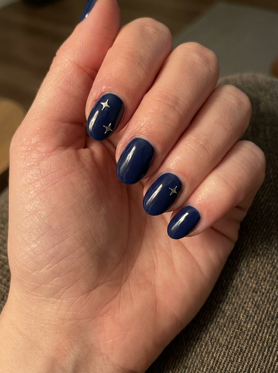 Navy mit kleinen Sternen als Dunkelblaue Nägel Ideen Inspiration 2026